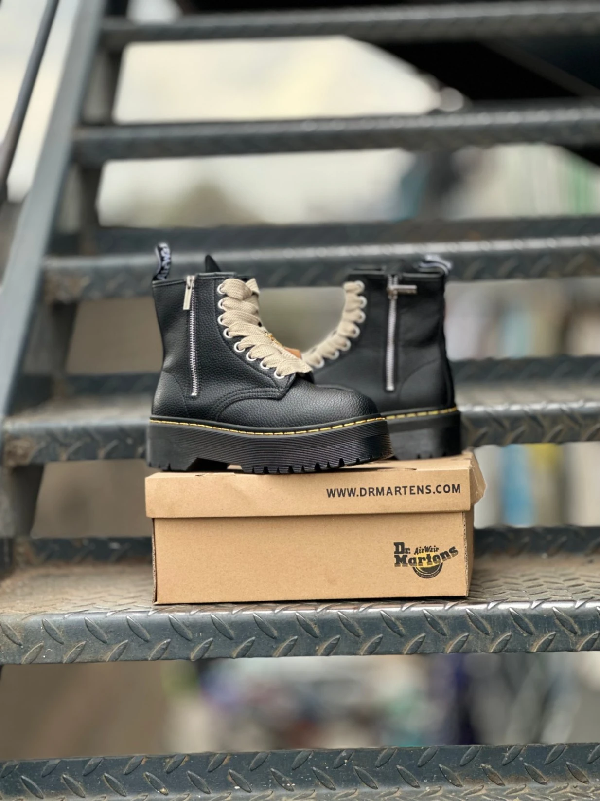 Dr. Martens Side-Zip Platform Boot original - Detail View Kenya