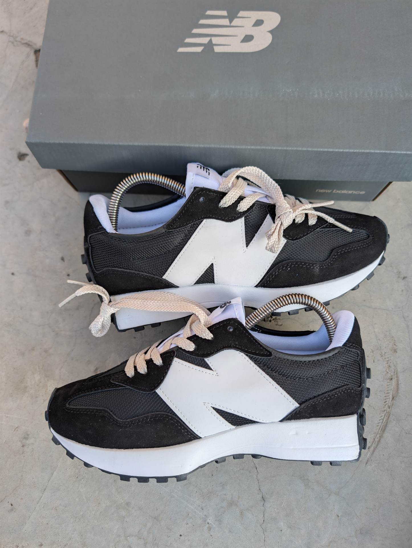 New balance 327 Black White colourway