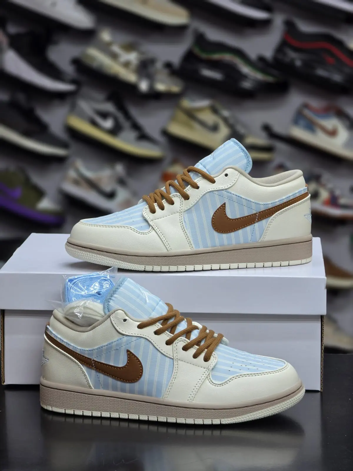 Jordan 1 Low SE "Pinstripe" original - Detail View Kenya