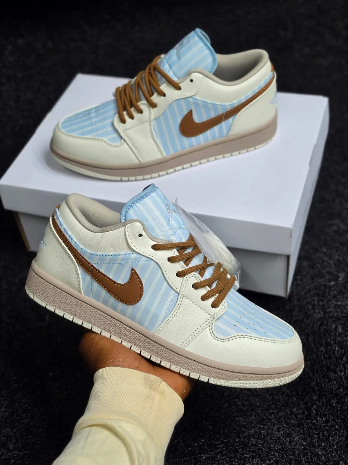Jordan 1 Low SE "Pinstripe" original - Detail View Kenya
