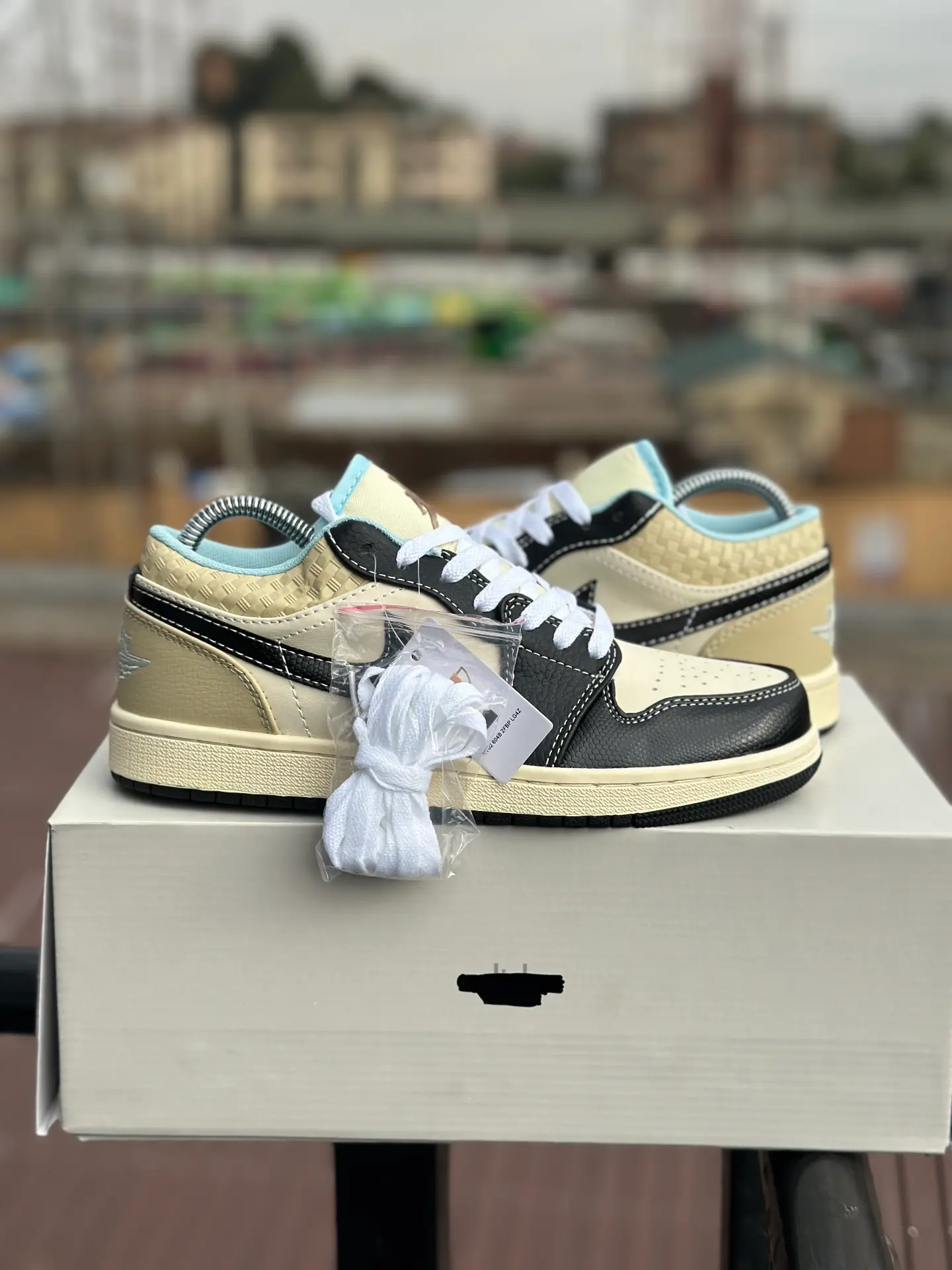 Air Jordan 1 low SE"Coconut Milk" original - Detail View Kenya
