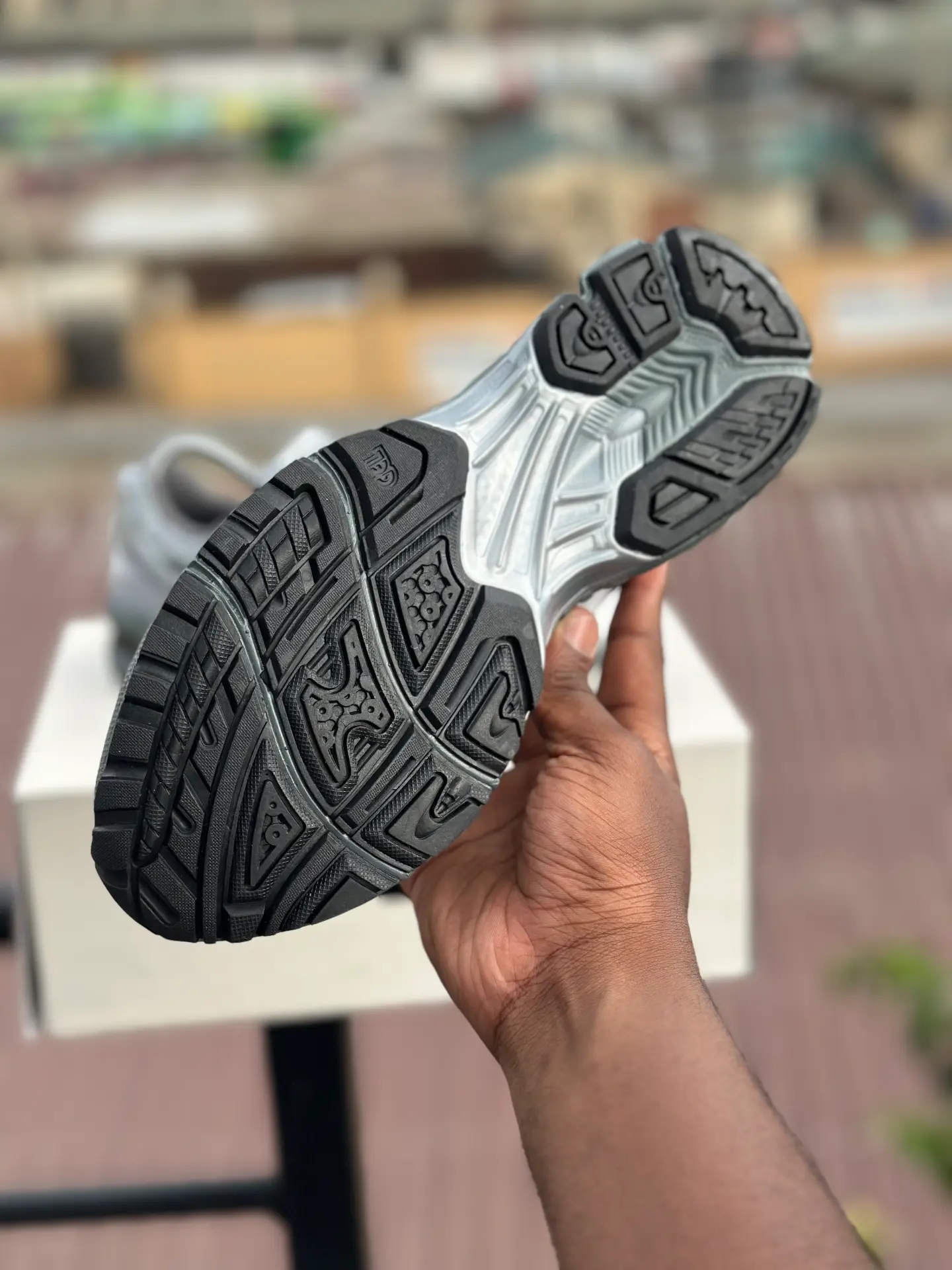 Asics Gel Kanayo 14 metallic silver grey original - Detail View Kenya