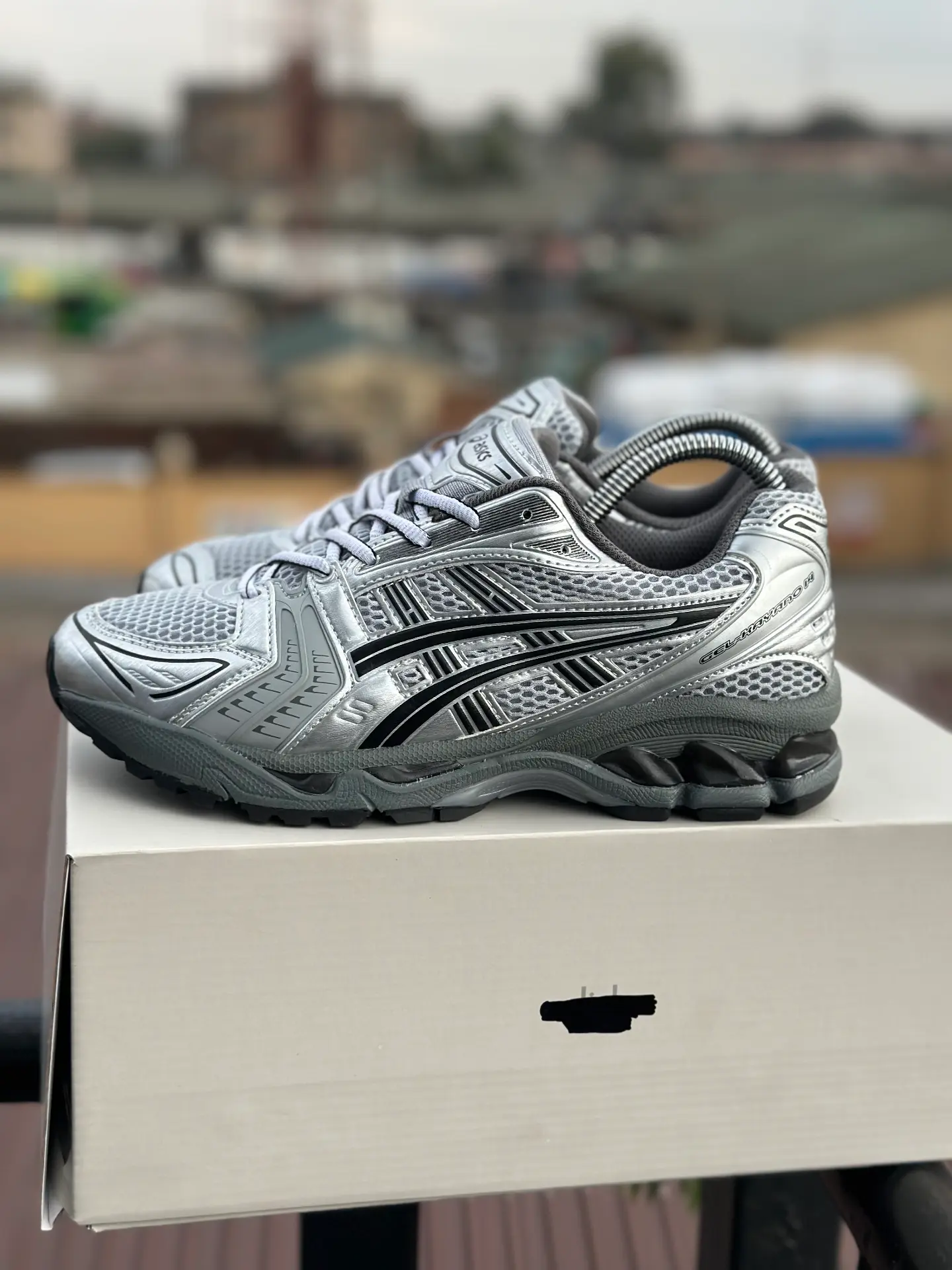 Asics Gel Kanayo 14 metallic silver grey original - Detail View Kenya