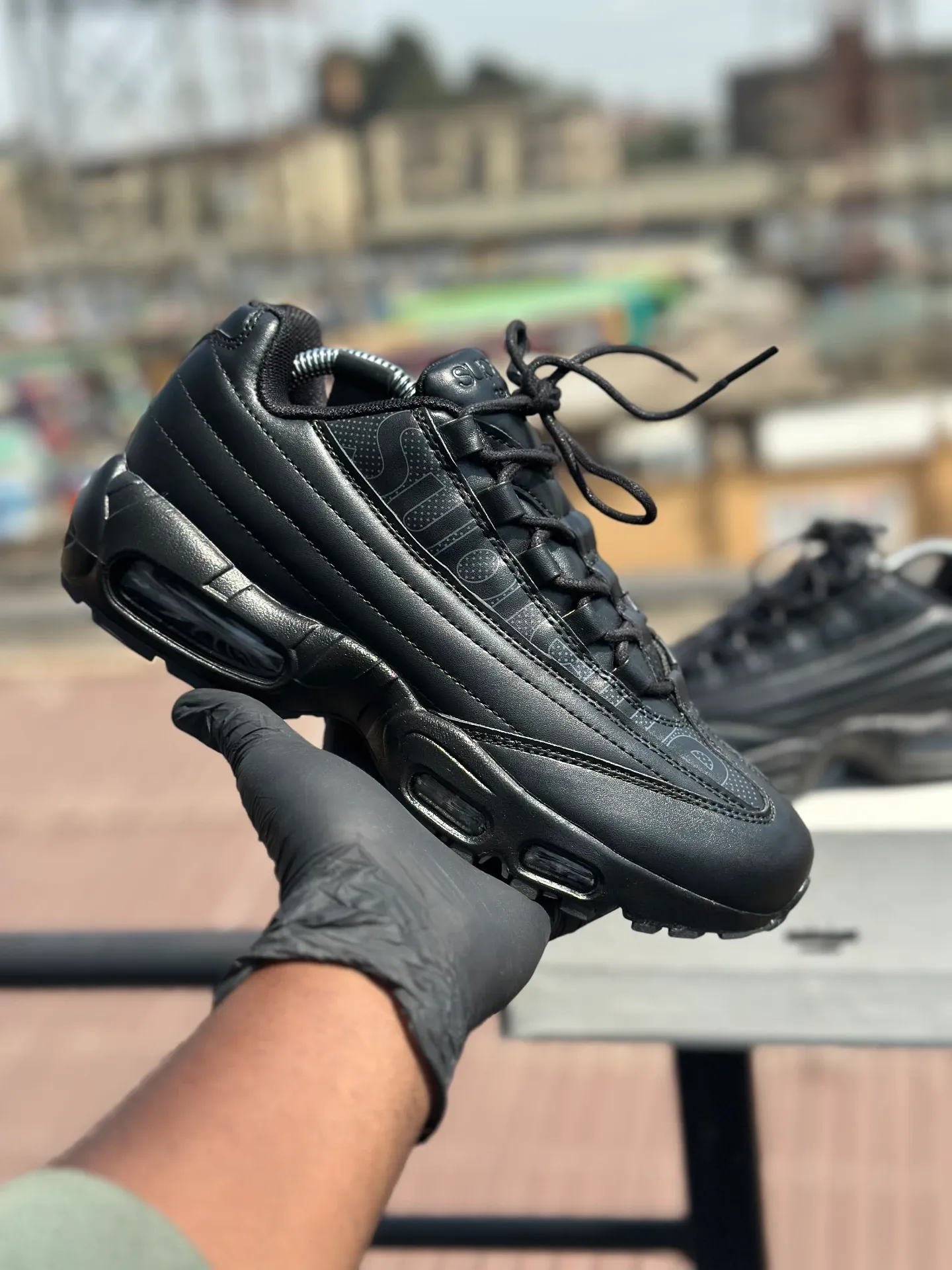 Nike x Supreme Air Max 95 Lux "Black” original - Detail View Kenya