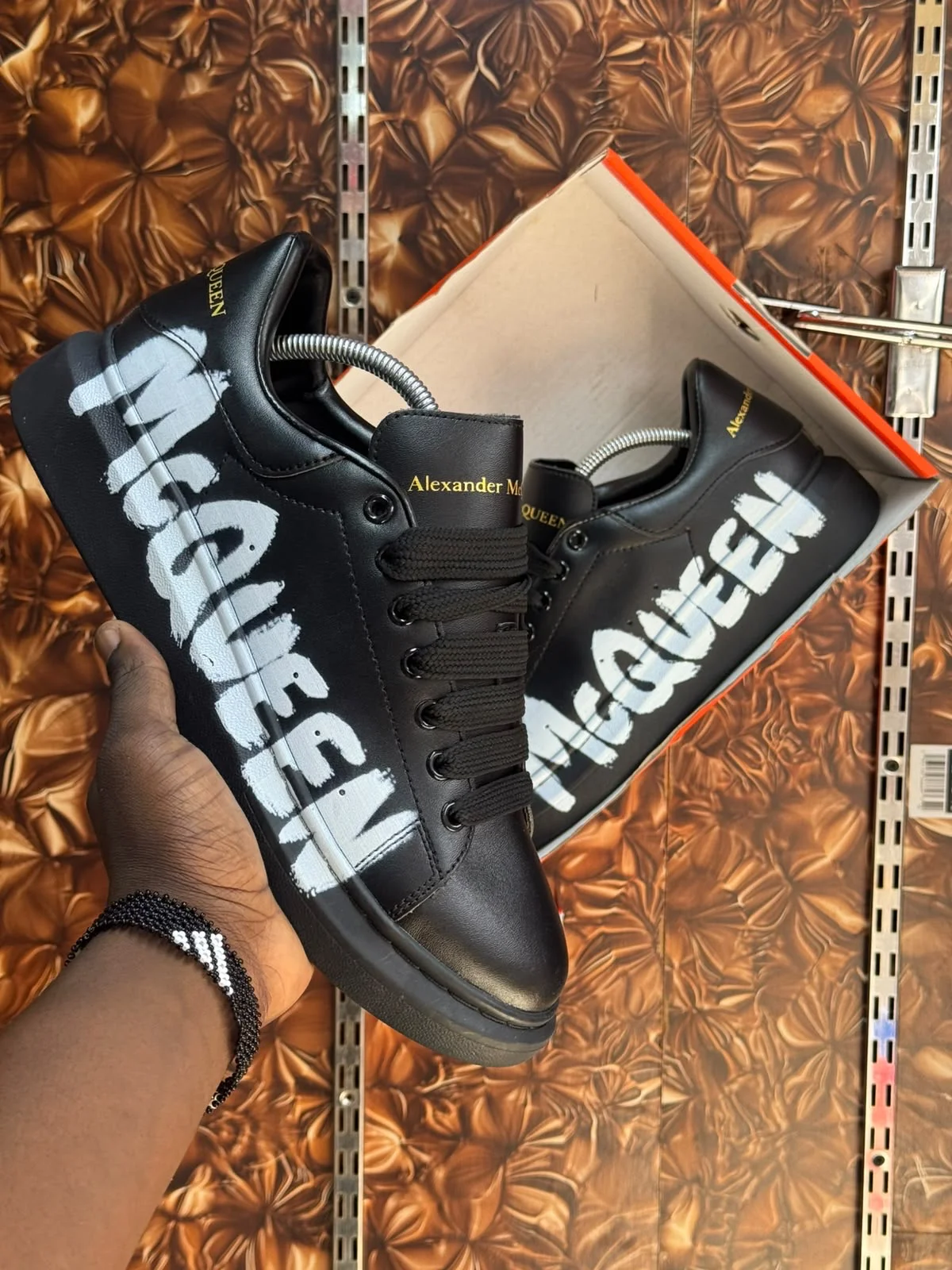 Alexander McQueen Graffiti Oversized black - Detail View Kenya