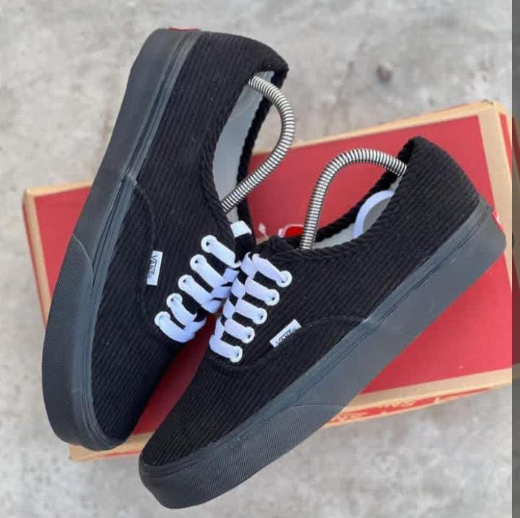 Corduroy Vans Off The Wall all black - Detail View Kenya