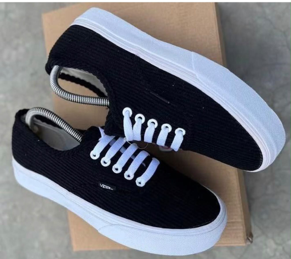 Corduroy Vans Off The Wall white/black - Detail View Kenya