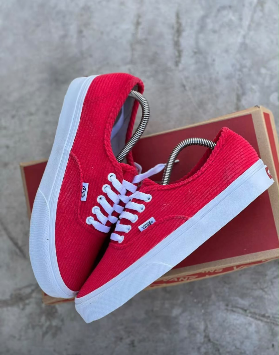 Corduroy Vans Off The Wall red - Detail View Kenya
